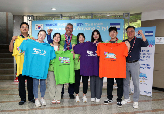 현대엔지니어링 블루몬테 연수원에서 엘살바도르 잼버리 대원들이 지난 11일 따듯한 환대에 대한 감사의 의미로 다양한 색상의 자국 잼버리 공식 티셔츠를 연수원 관계자에게 선물했다.